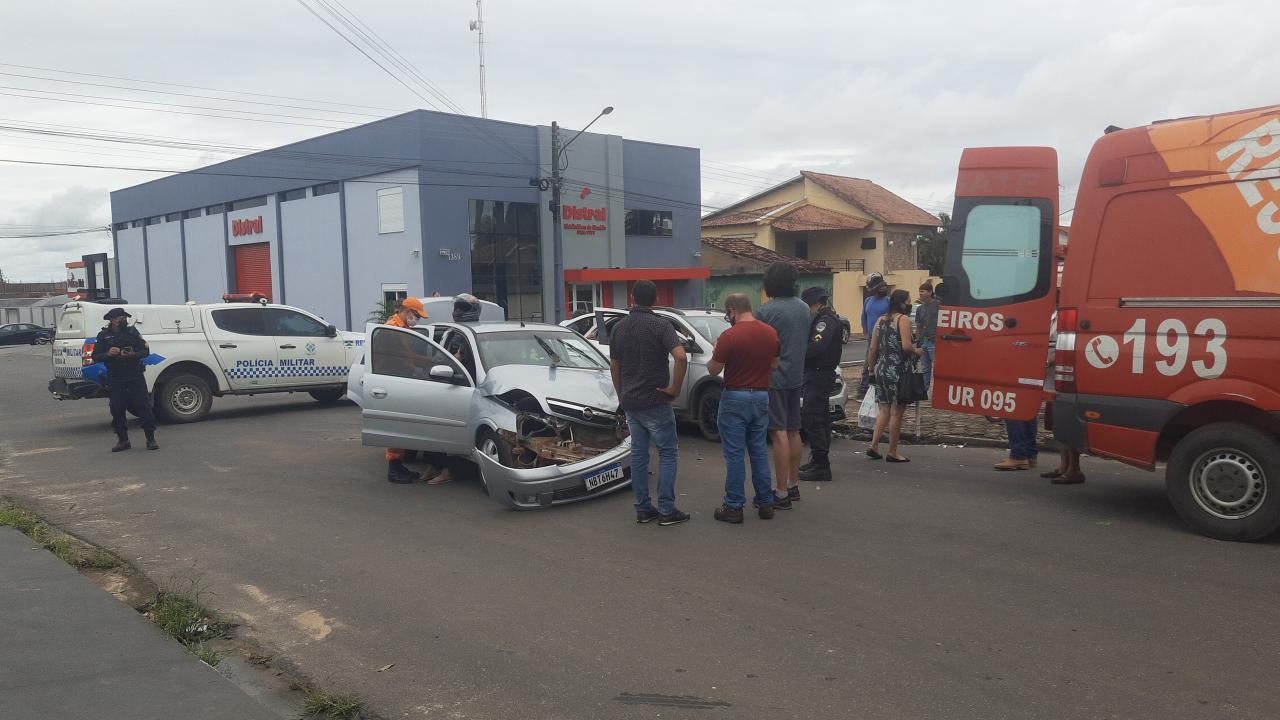 Acidente entre dois veículos em Ji-Paraná, deixa 3 mulheres feridas! (FOTOS)