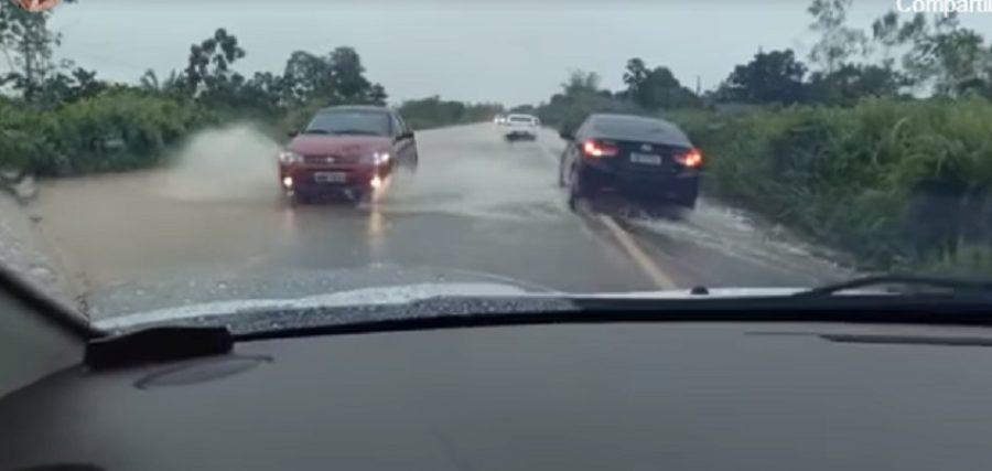 Alagamento invade pista e pode provocar fechamento da BR 364, em Cacoal nas próximas horas