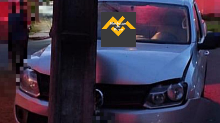 Condutor de Amarok não consegue fazer curva e colide com poste em Ji-Paraná