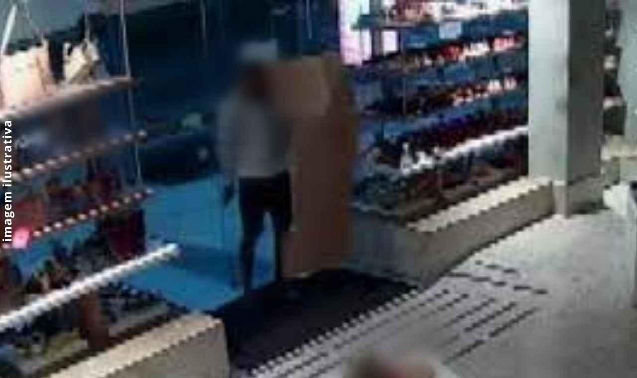 VIDEO: Criminoso invade loja pelo telhado e furta vários celulares, ASSISTA!