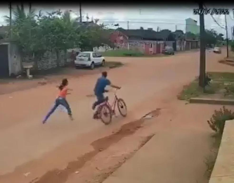 pós ser roubada, mulher corre atrás de ladrão e bate nele com cabo de rodo