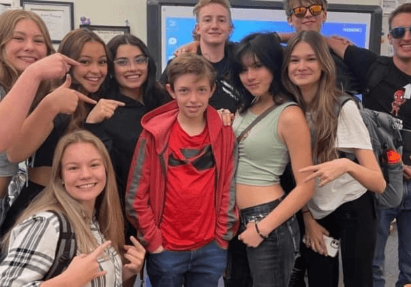 Filho ignorado por colegas de escola, tem reviravolta inesperada após desabafo da mãe