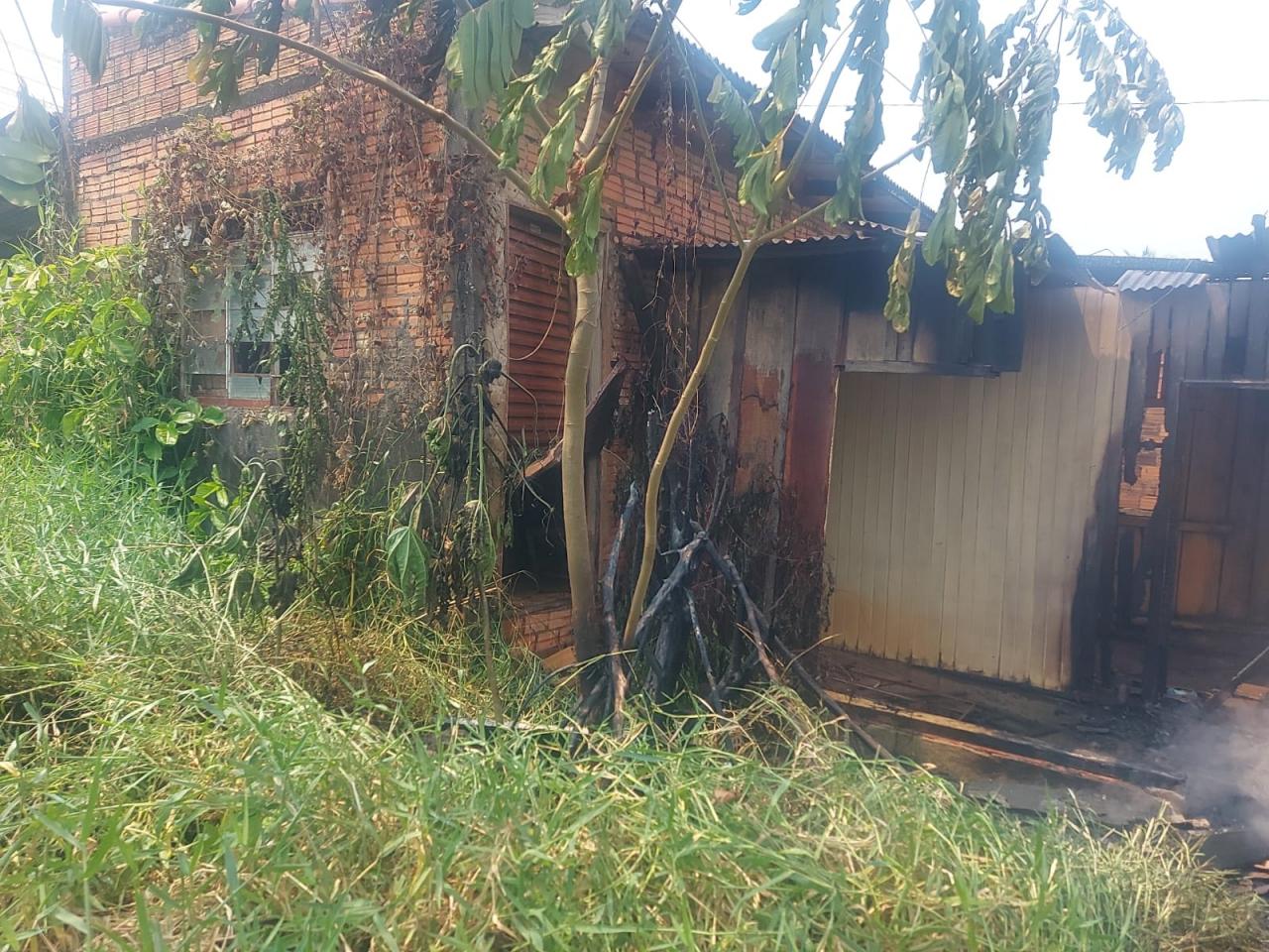 Ji-Paraná - Residência quase destruida pelo fogo