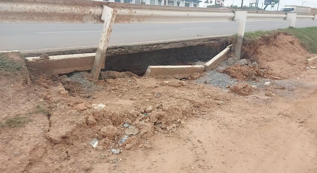 Ji-Paraná: Caerd Deixa buraco em BR 364 e causa transtorno