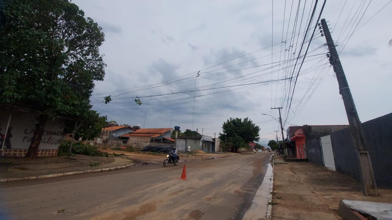 JI-PARANÁ- Chuva Forte causa destruição e deixa alguns comércios sem energia elétrica