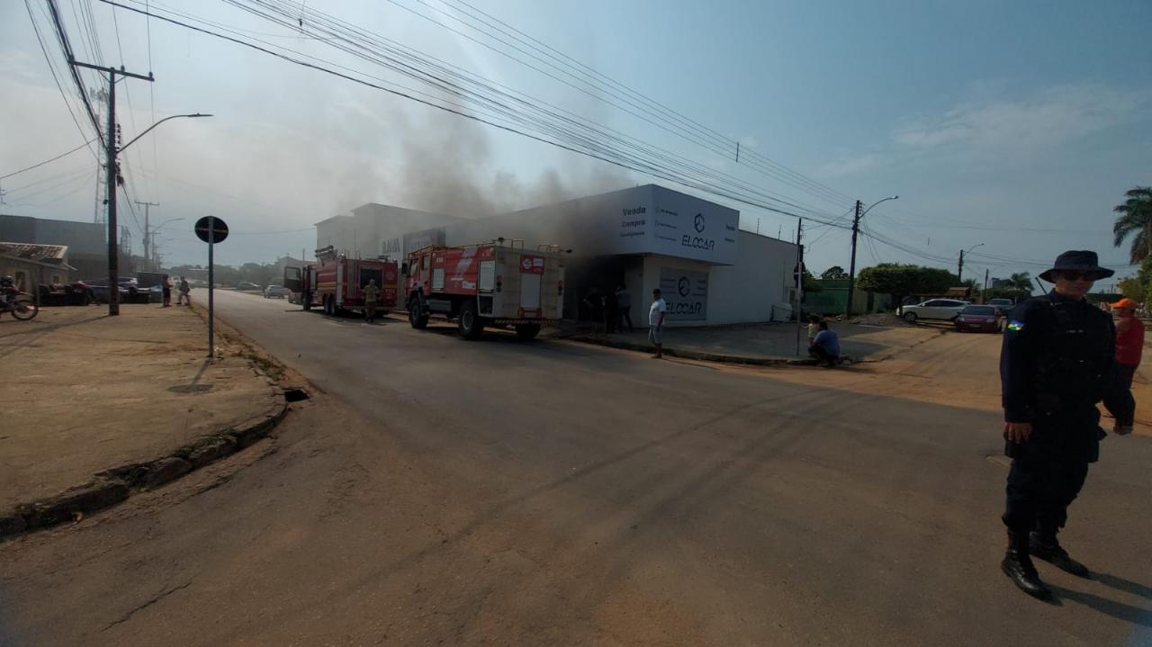 JI-PARANÁ: Incêndio destroi garagem de carro na cidade