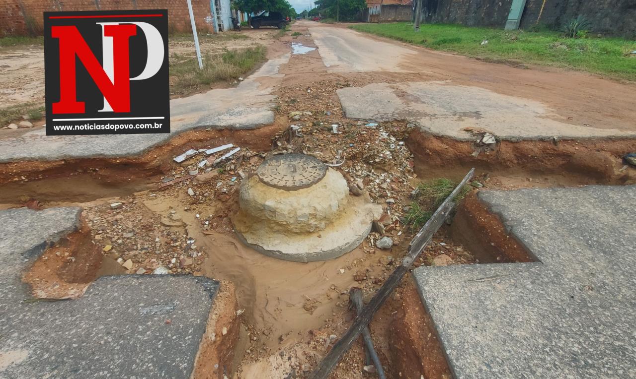 Caminhão de coleta de lixo de Ji-Paraná fica preso  em buraco.