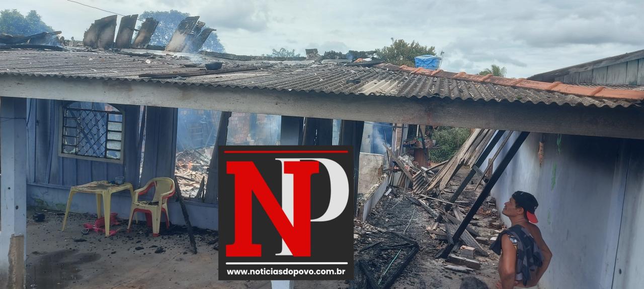 Casa é destruída por incêndio.