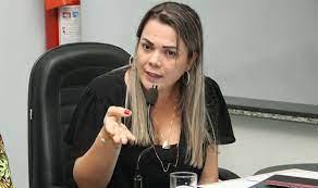 CLÁUDIA DE JESUS FAZ ALERTA SOBRE SITUAÇÃO DE ABANDONO DE RESIDENCIAL EM JI-PARANÁ