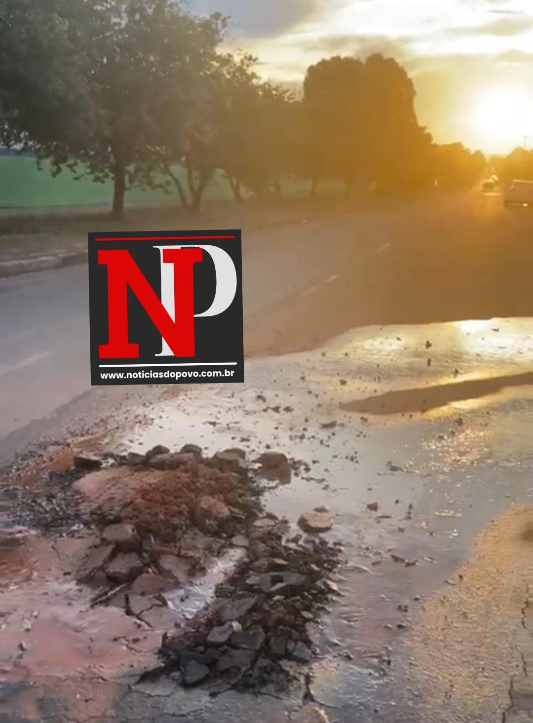 Moradores reclamam de vazamento na rua Manoel Franco.