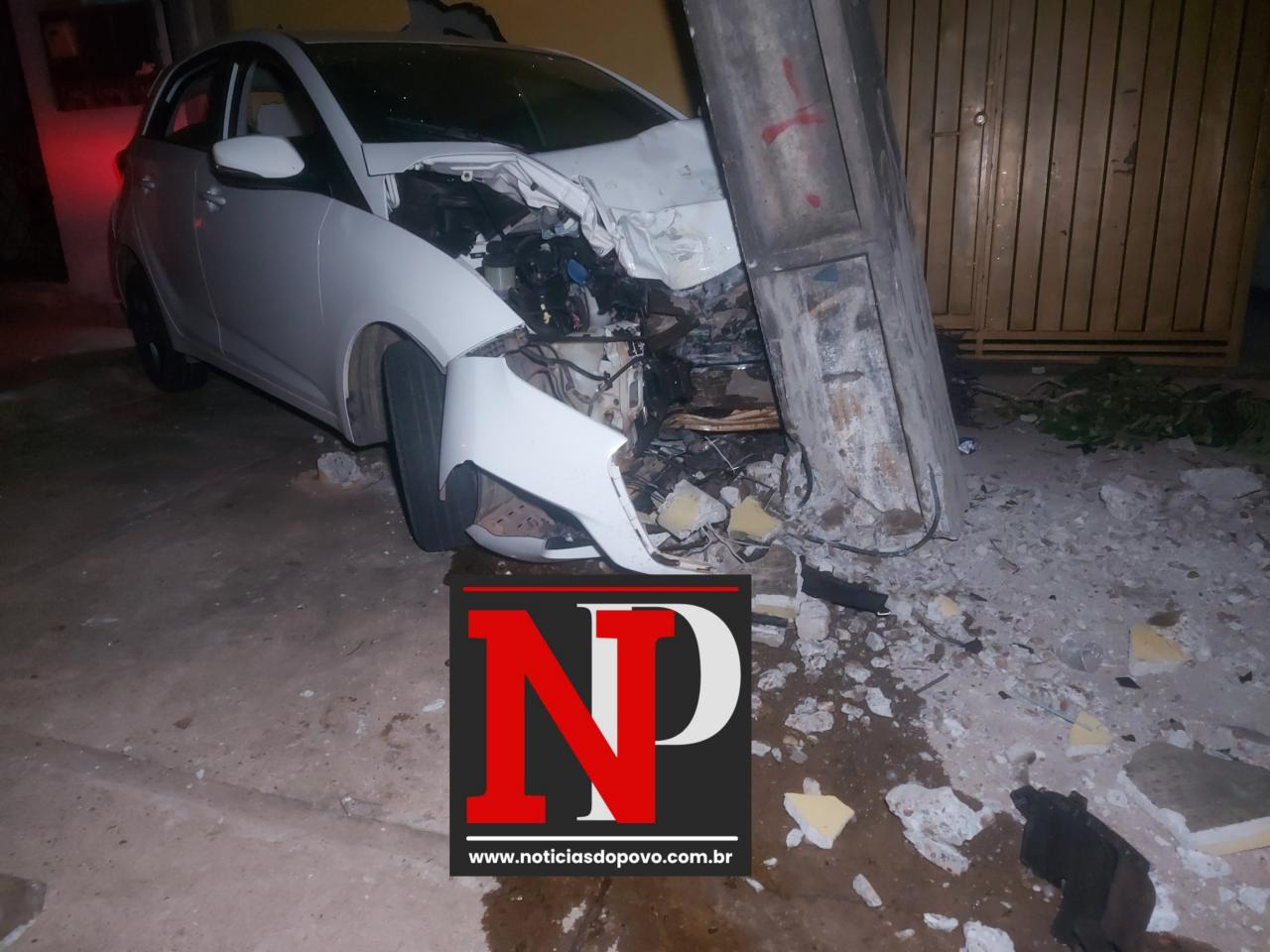 Condutor bate em poste