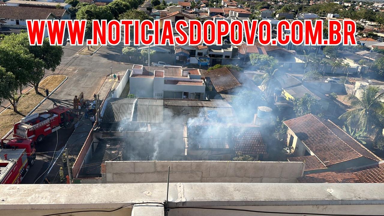 Casa é destruída por fogo;