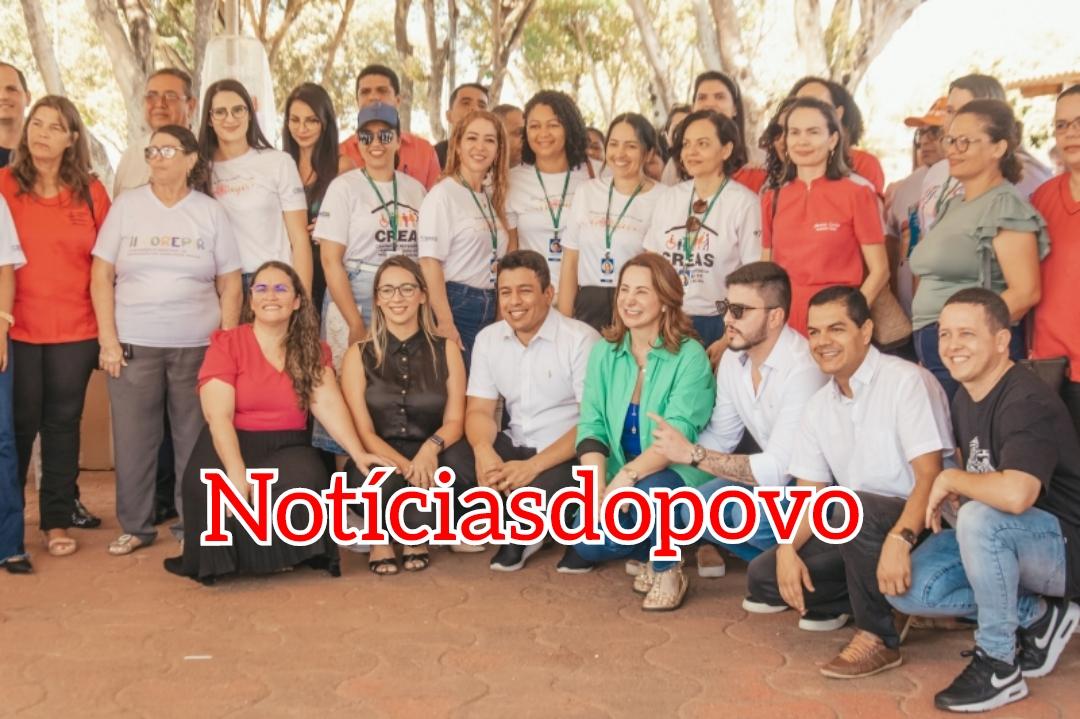 Prefeito Adailton Fúria entrga  veículos;