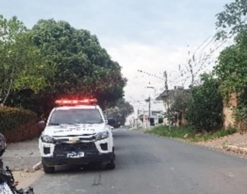 Homens ivade casa para roubar e morre