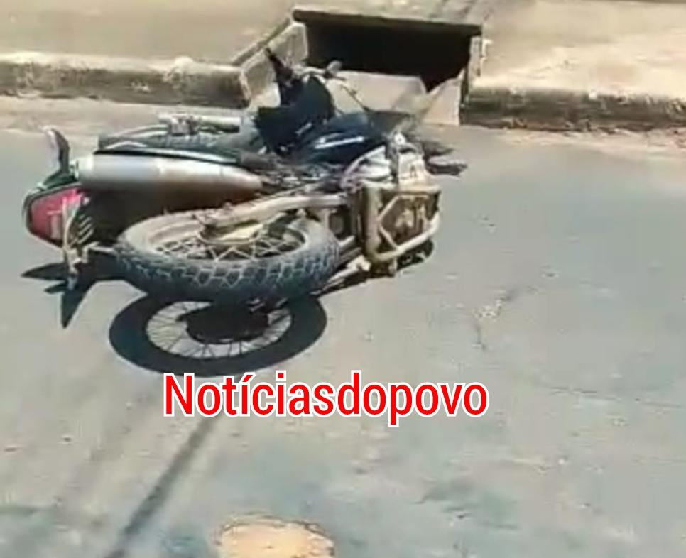 MOTOCICLETA PARTE AO MEIO EM COLISÃO