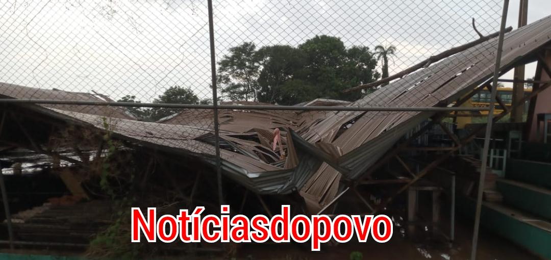 Teto de escola desaba