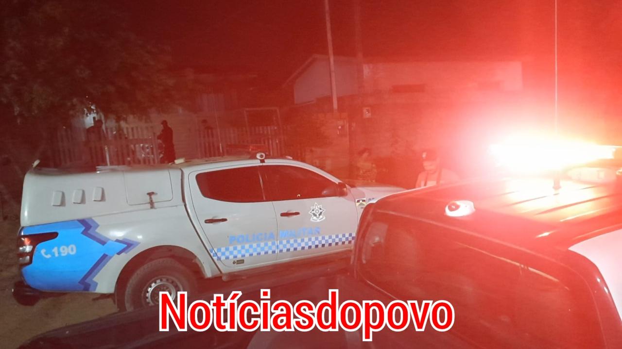 Homem foi morto no sofá da sala .