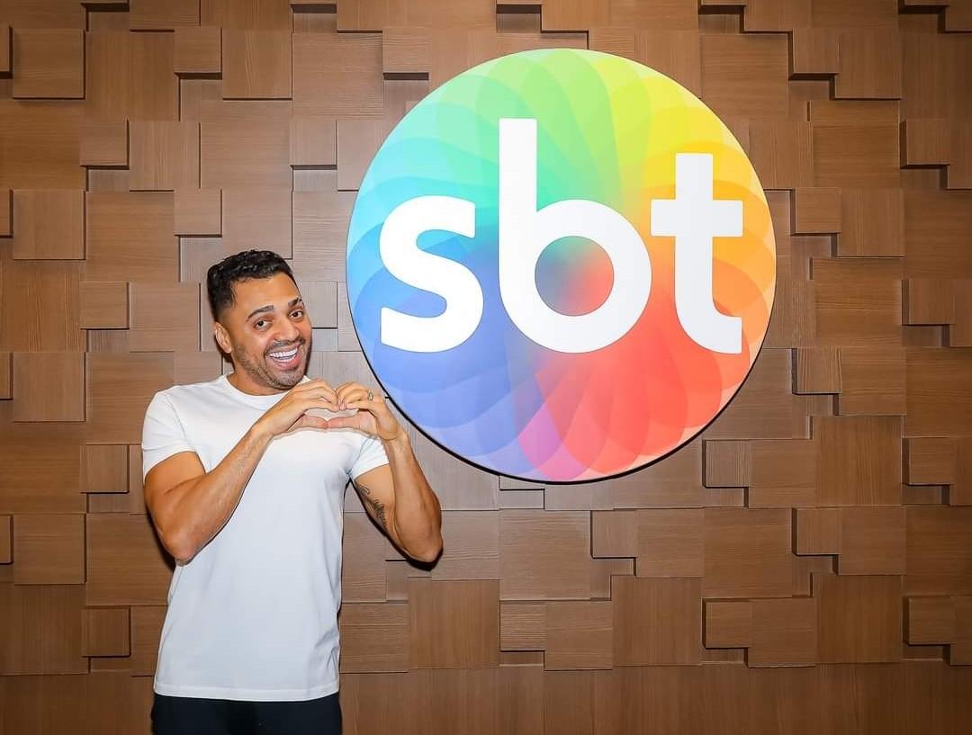 Humorista Tirullipa assina contrato com o SBT