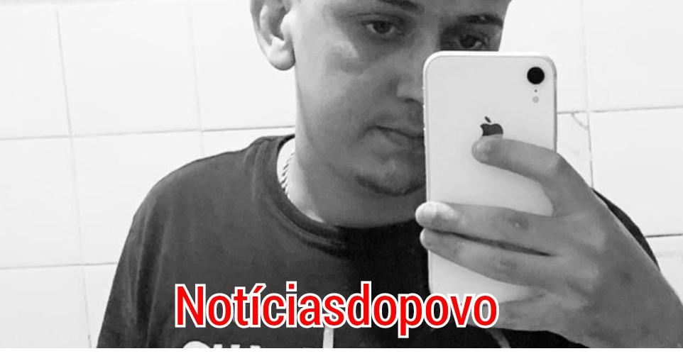 Jovem é encontrado morto .