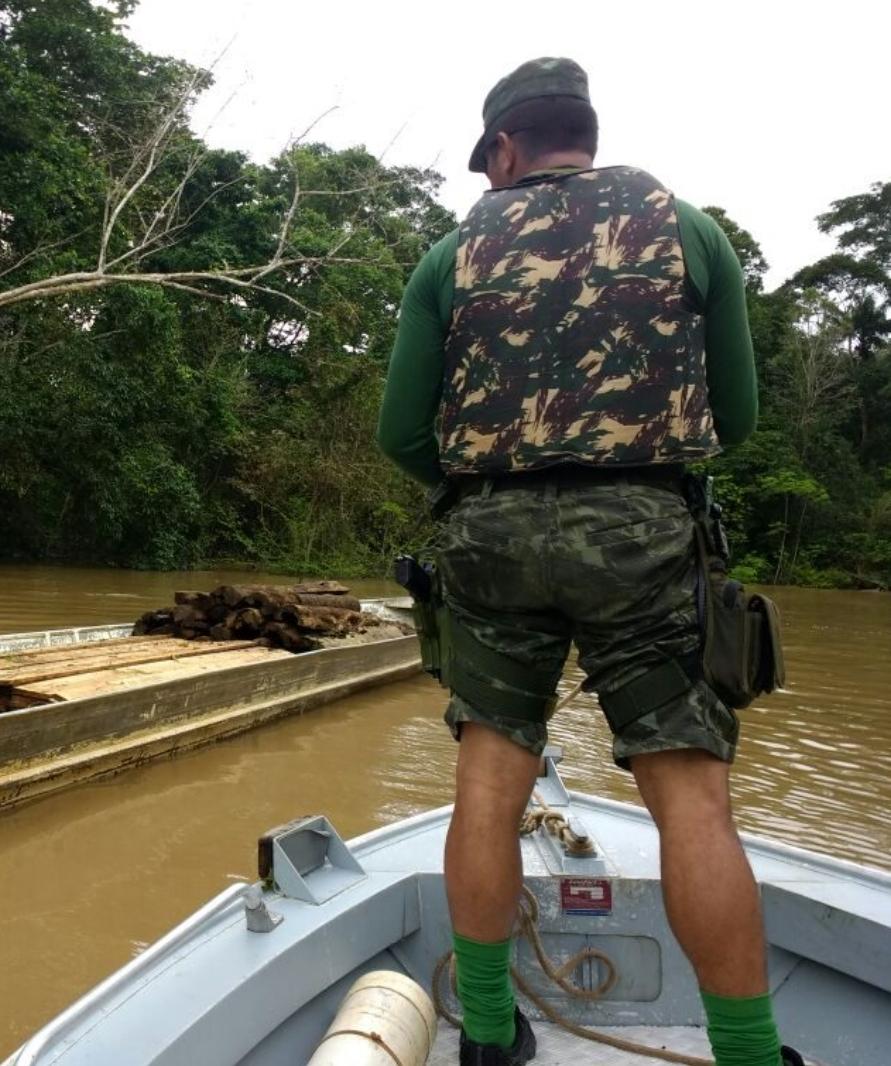 EMBARCAÇÃO DA PM NAUFRAGA