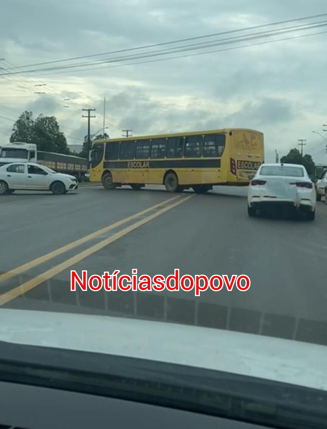 População reclama de ônibus escolar.