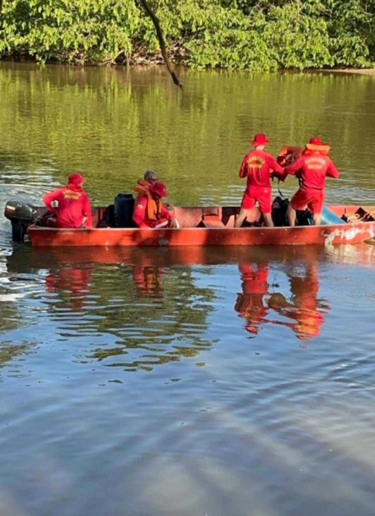 Barco vira,  e deixa homem desaparecido