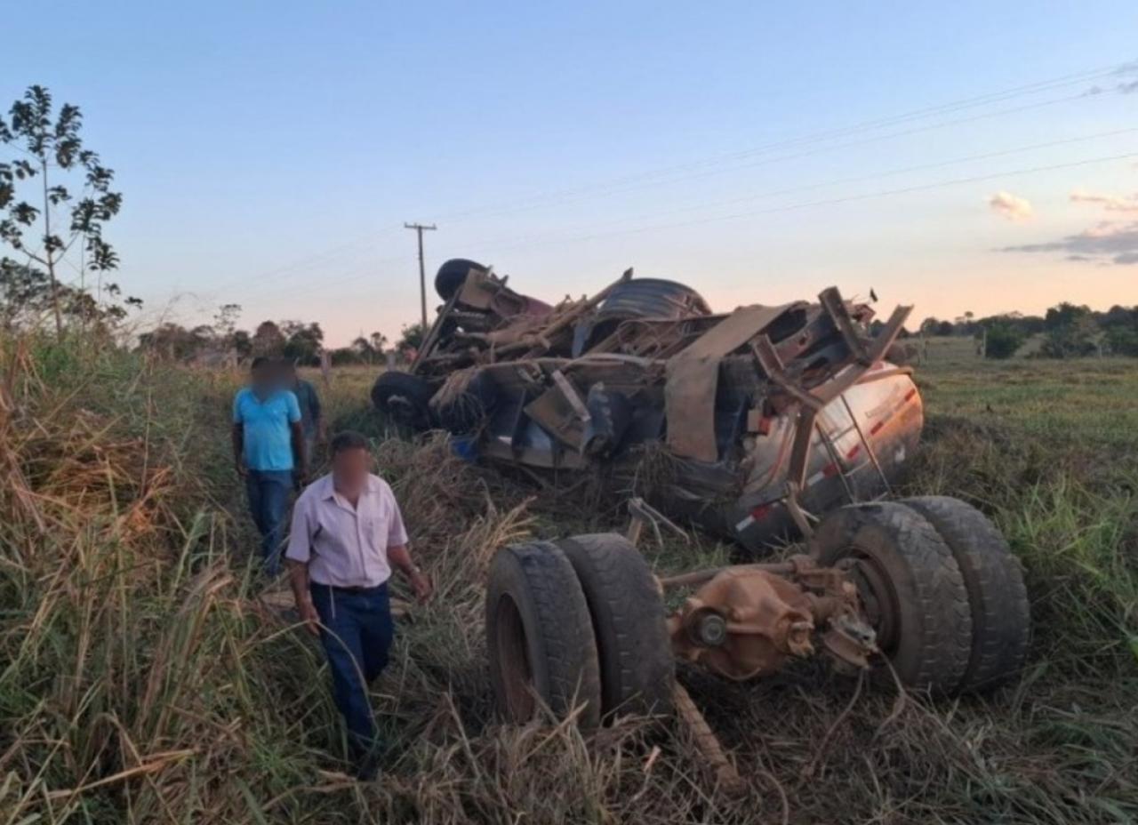 Caminhão Leiteiro colide em veículo