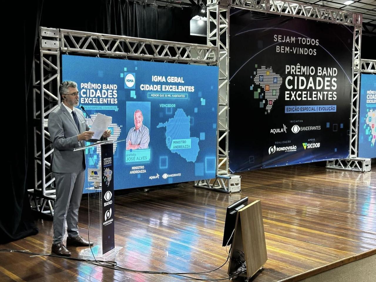 Ministro Andreazza recebe Prêmio Band Cidades