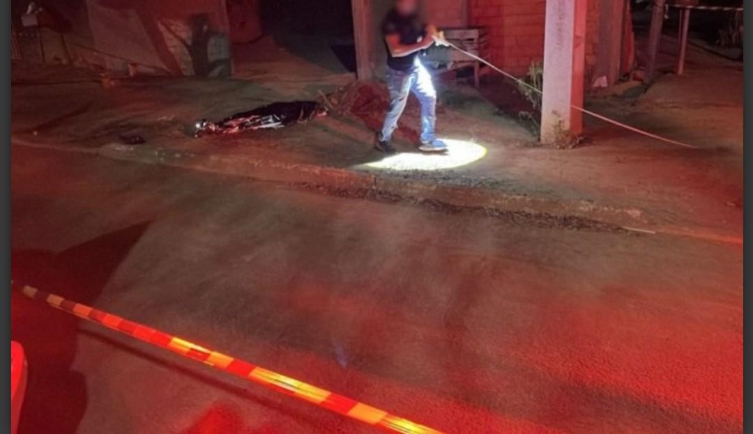 Mulher é morta a golpes de canivete