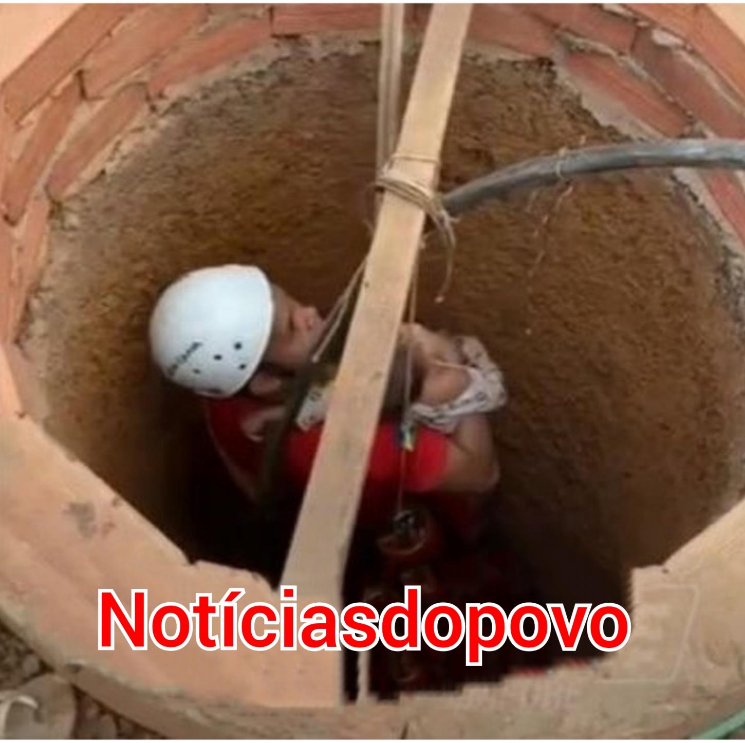 Mãe pula dentro do poço para salvar filho.