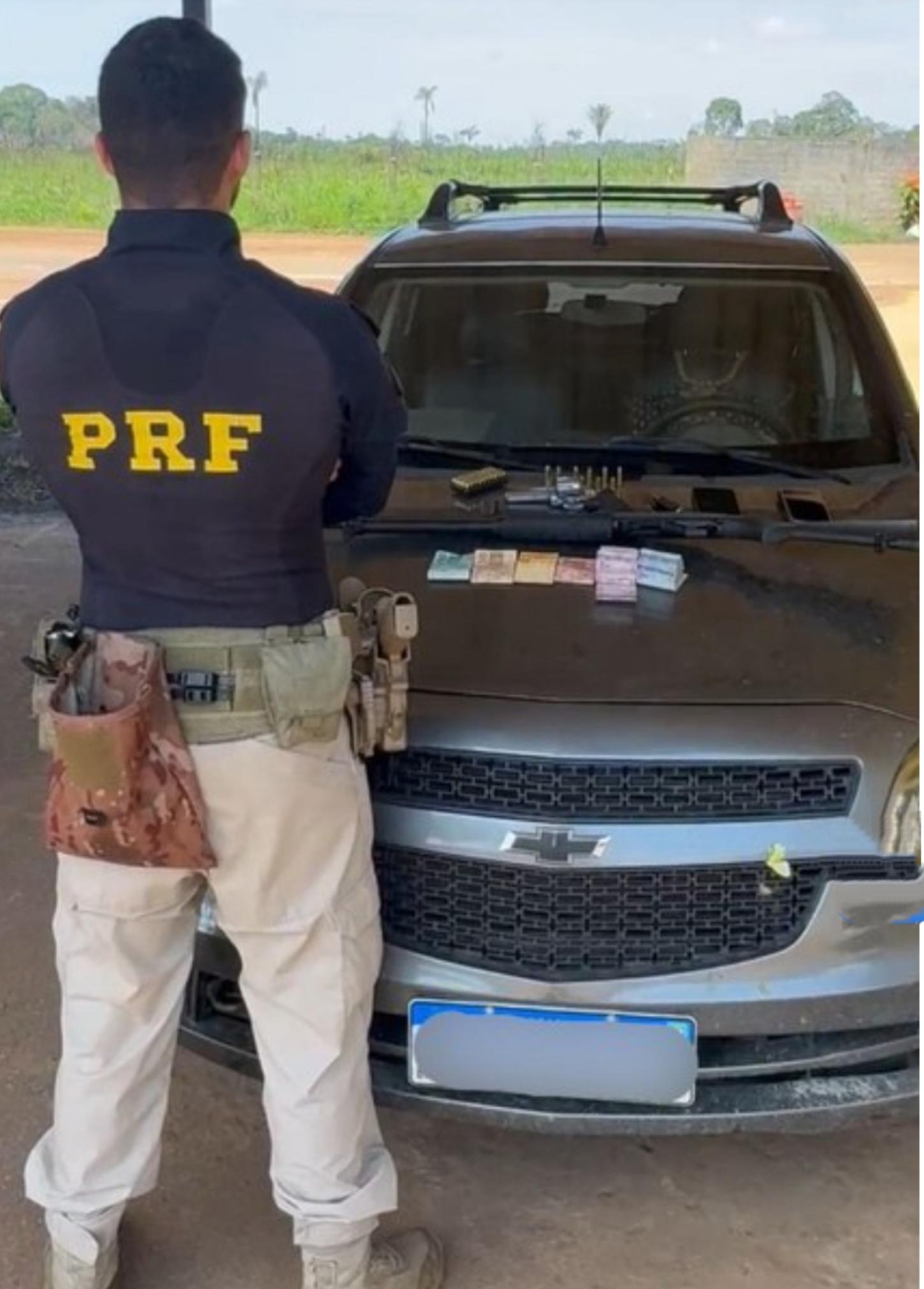 Arma e veículo recuperado.