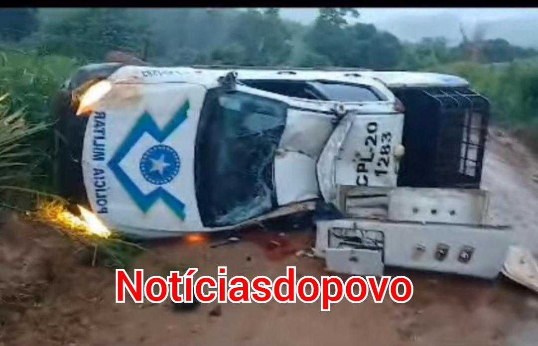 Viatura da PM de Colina verde capota