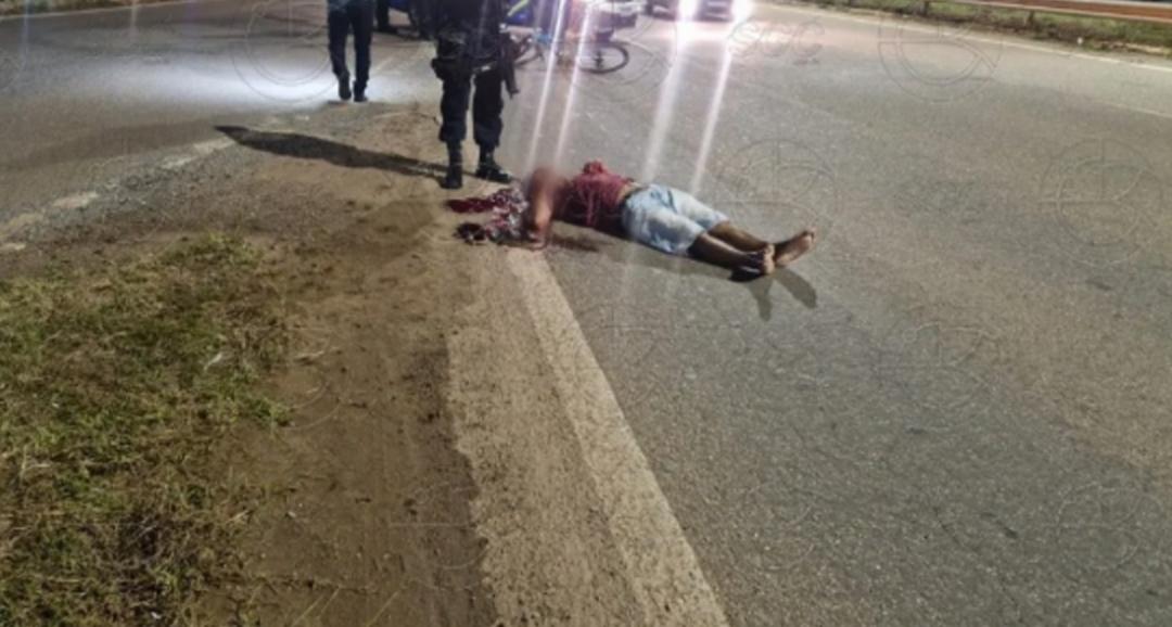 Ciclista bate a cabeça e sofre grave sangramento.