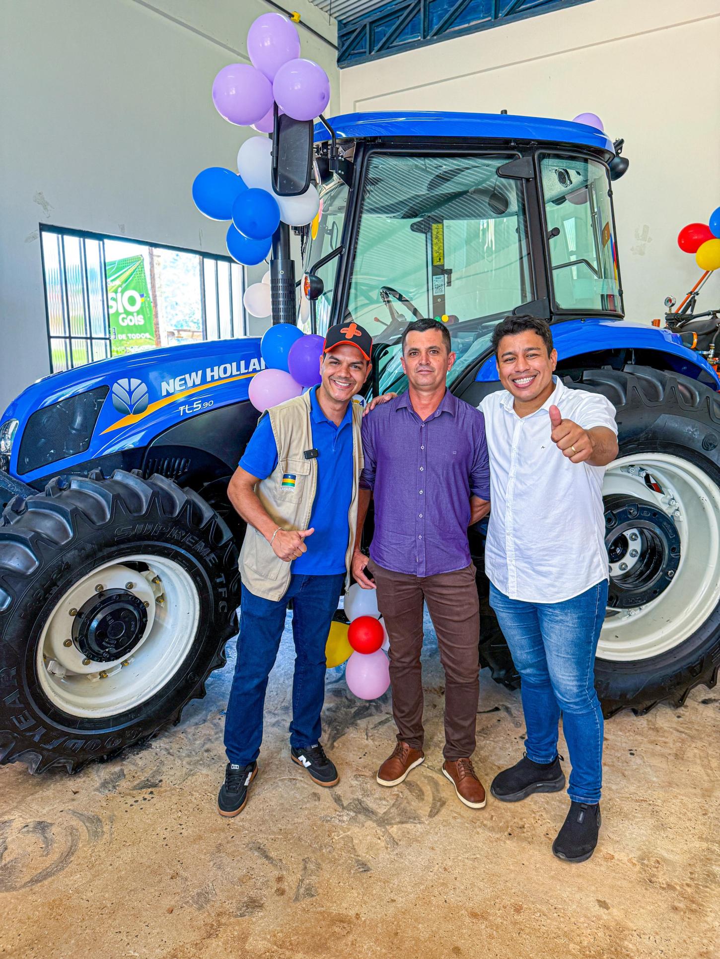 Deputado Cássio Gois entrega trator.