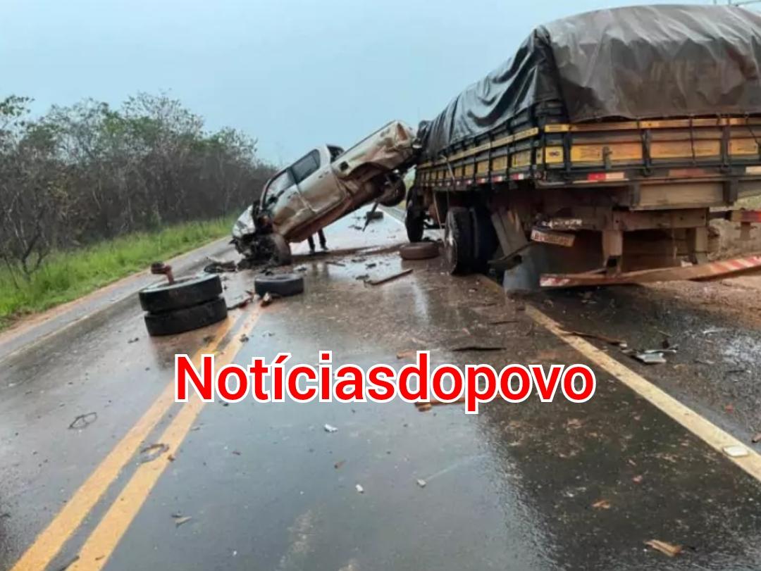 Vídeo  Cena de filme ,Caminhonete vai parar em cima de caminhão