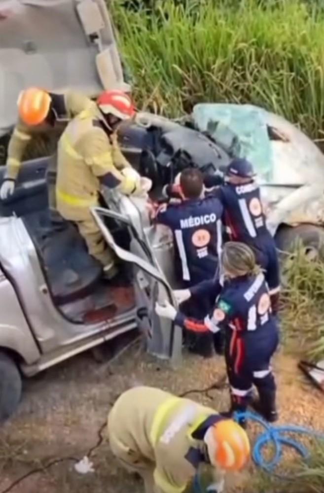 Buraco na pista provoca capotamento .
