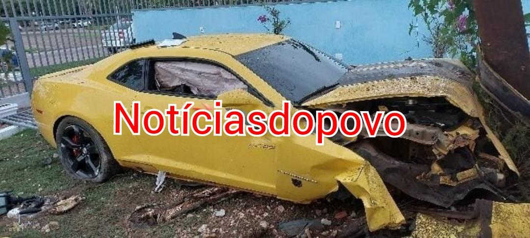 Camaro amarelo invade capela da Base Aérea.