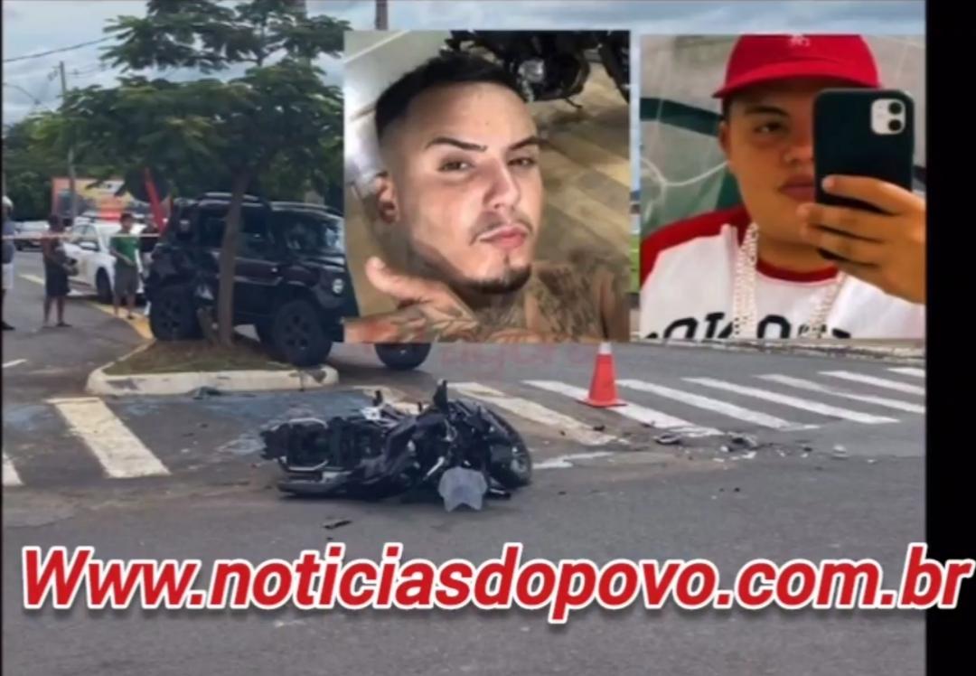 Dois jovens morreram em um trágico acidente de moto .