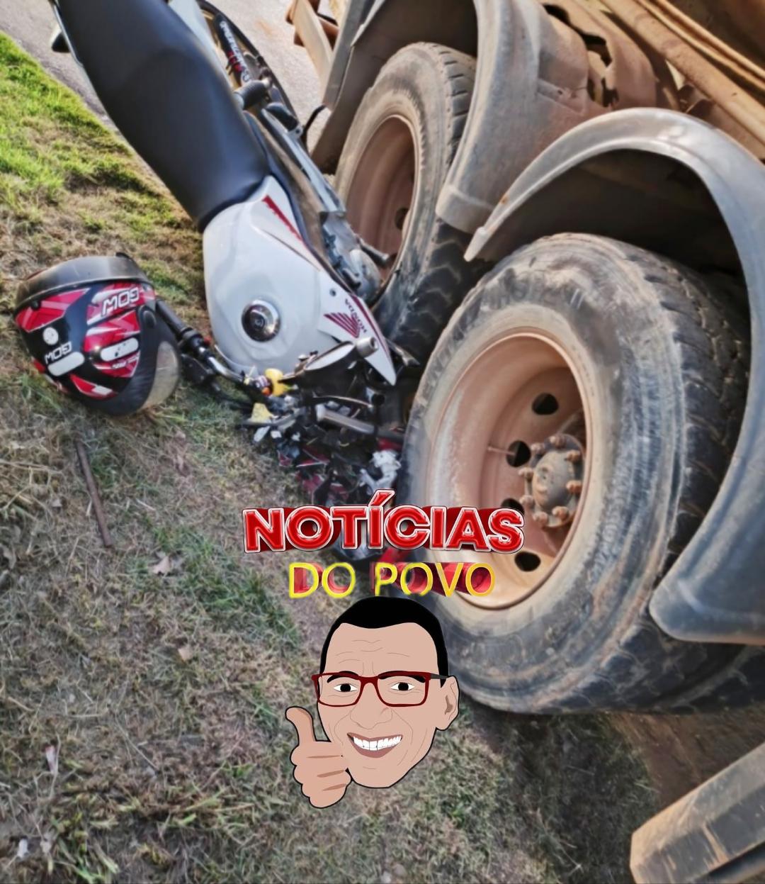 Condutor tem moto esmagada.
