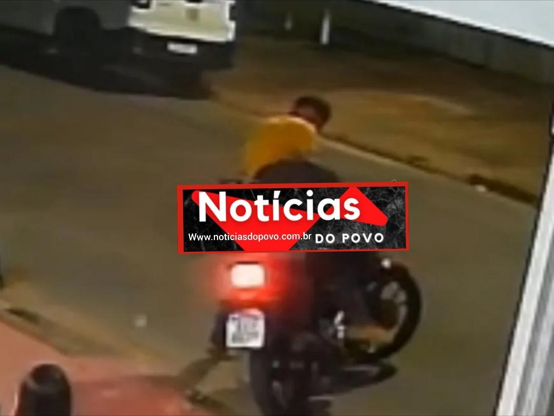 Homem furta moto de entregador.