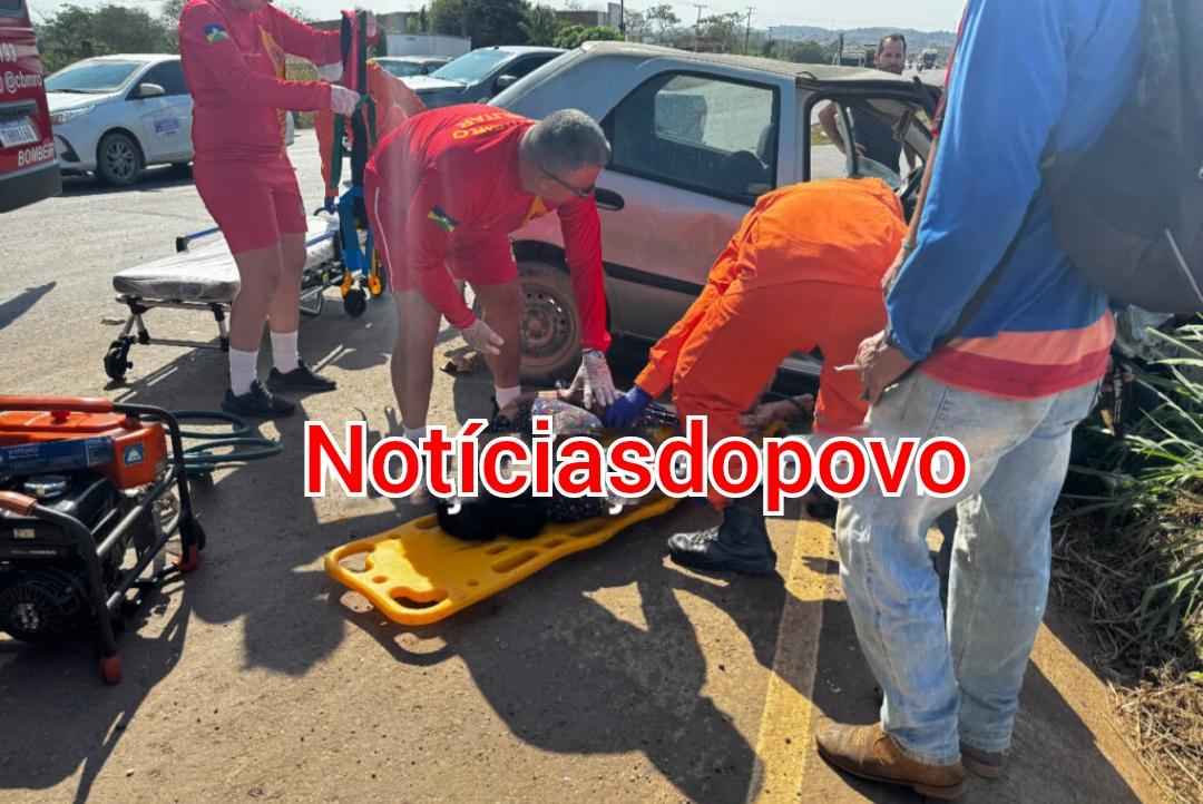 Duas pessoas ficaram feridas após acidente.