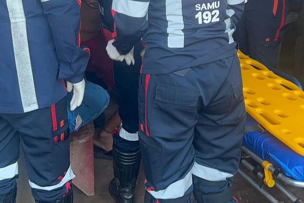 Adolescente é esfaqueado pelo irmão.