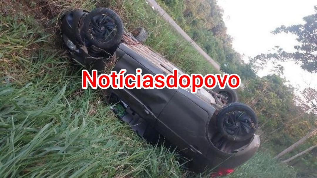Condutor capota veículo.