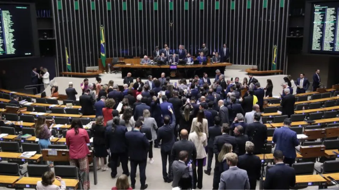 Deputados aprovam urgência para projeto de anistia aos atos golpistas.