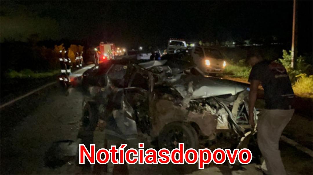 Condutor fica ferido após colidir em ônibus.
