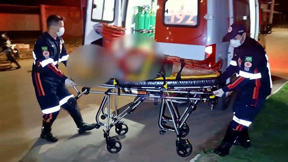 Filho esfaqueia a própria mãe .