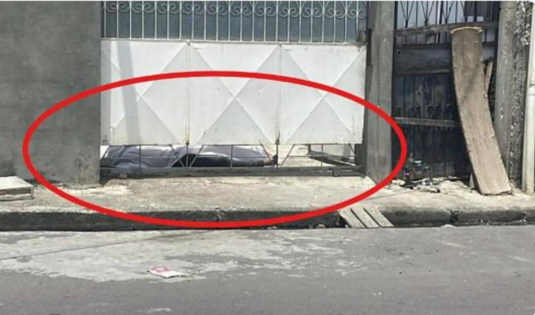 Mãe perde filho após reparo no forro de sua residência.