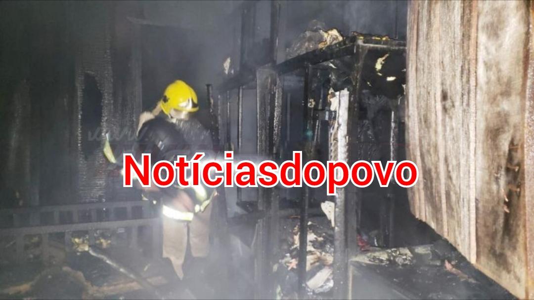 Duas crianças morrem carbonizadas.