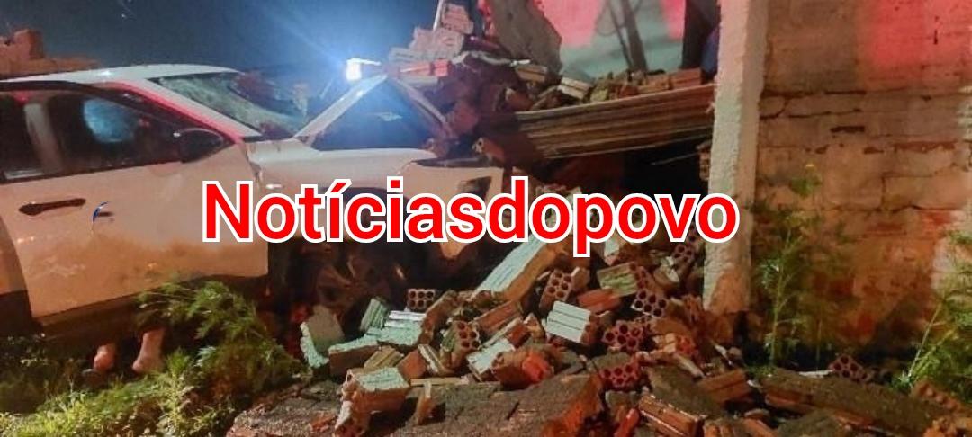 Motorista bêbado colide em muro.