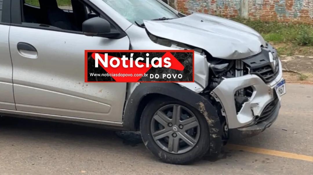 Colisão entre carro e moto.